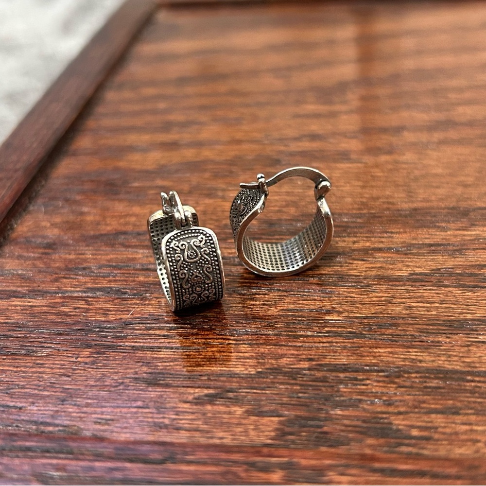 Southwestern Silver Engraved Intricate Paisley Huggie Hoop Earrings✨